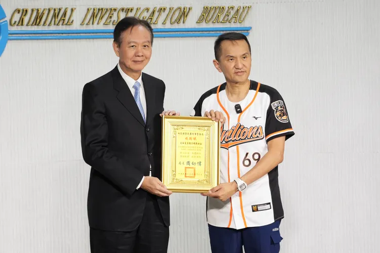 刑事局長周幼偉回贈感謝狀給常如山，感謝他致贈盡百萬的安全裝備。彭欣偉攝