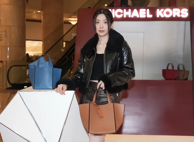 郭雪芙身穿羊毛皮革外套搭配咖啡色小折包。彭欣偉攝