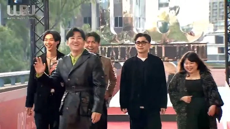 Joeman帶團隊一起走紅毯，最希望奪節目獎。翻攝自走鐘獎YT