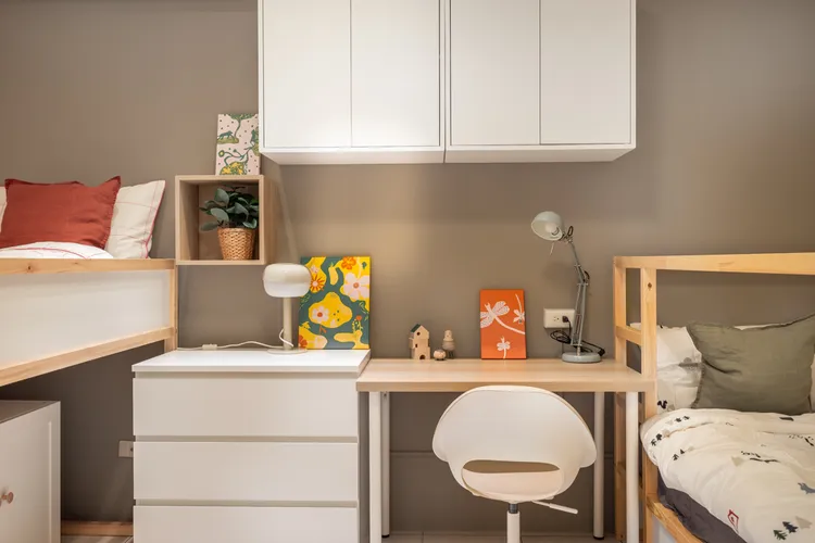 宿舍改造特別強調居住者的休息品質，設置了放鬆區域與個人儲物空間，同時也納入同仁們的收納需求、學習空間，讓同仁享有更佳的居住體驗。業者提供