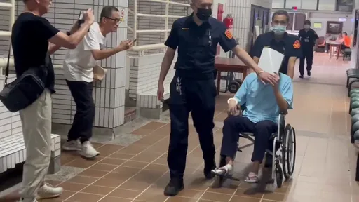 林明佐涉貪羈押5個月首現身　霸氣警淪階下囚！坐輪椅、A4紙擋臉狼狽出庭