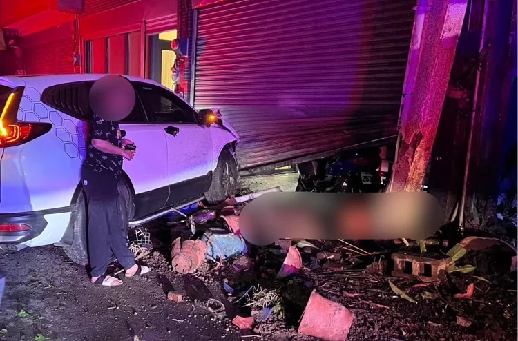 蔡姓女子酒後駕車衝進路邊民宅，撞死在自家門前抽菸的許姓男子。民眾提供
