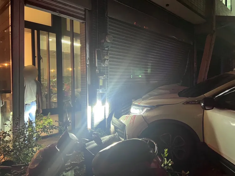 61歲許姓茶行老闆被酒駕女撞死，肇事休旅車引擎蓋上還留有血跡。民眾提供
