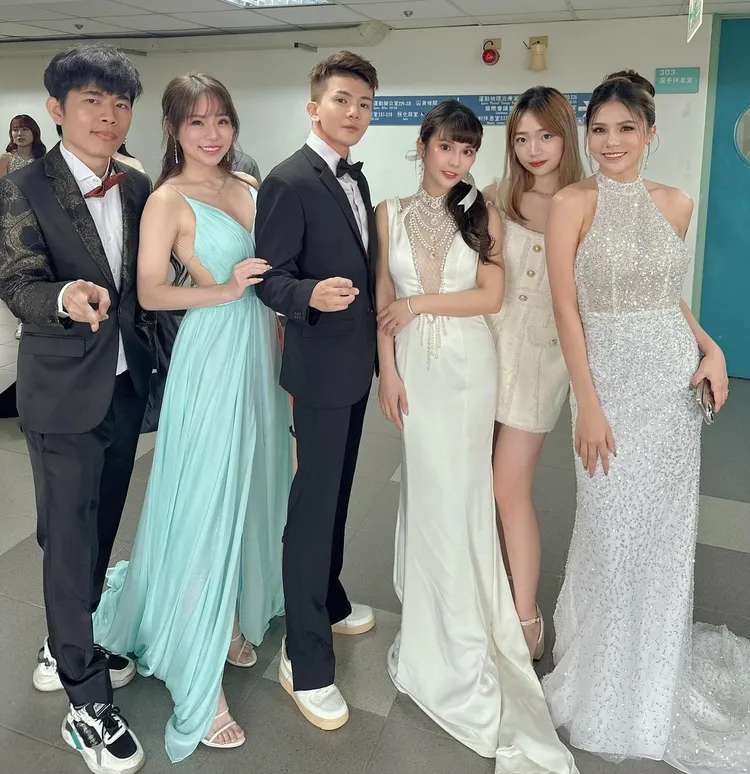 反骨男孩在走鐘獎後台合影，左三孫生，右三琳妲，右蕾菈。翻攝琳妲Threads