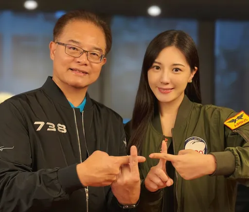 正妹主播聯手「將軍父親」轉播國慶 新聞史上頭一遭