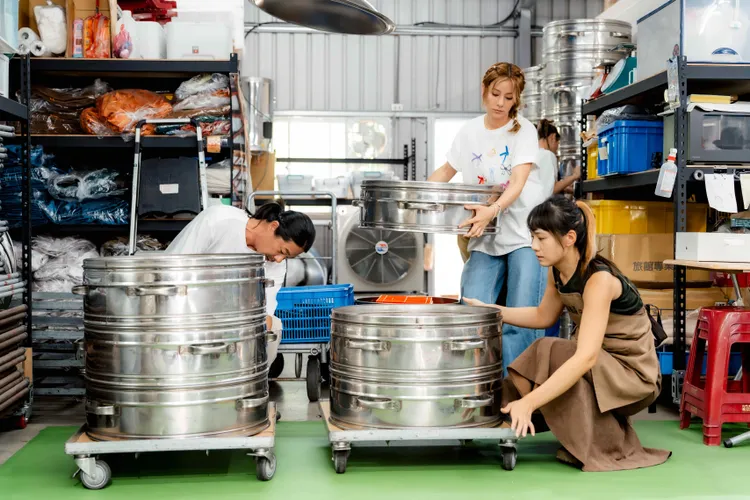 乱彈阿翔（左起）、莎莎等在戶外辦桌，體感溫度接近40度。好看娛樂提供