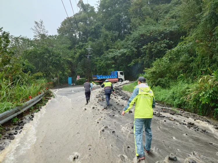 竹縣尖石和五峰等地出現土石流。新竹縣消防局提供