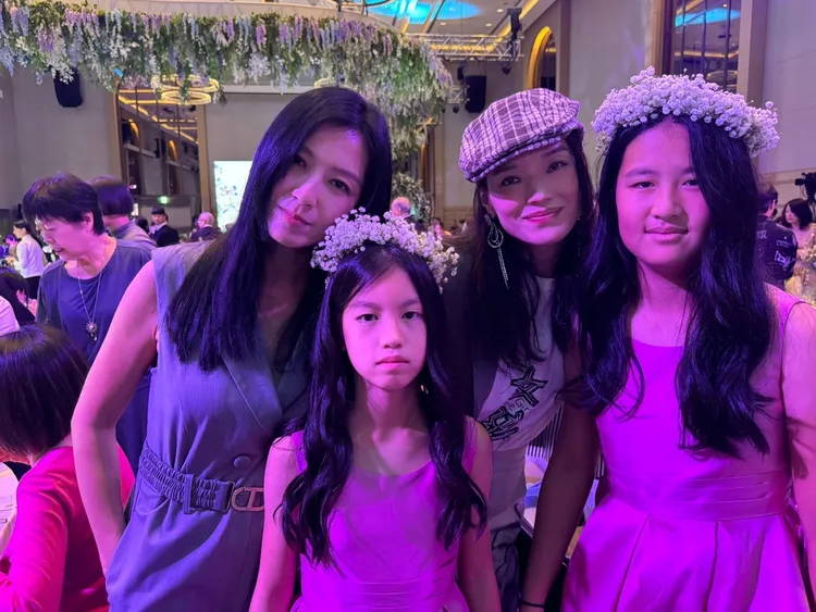 林熙蕾帶2個女兒，與舒淇合影。讀者提供