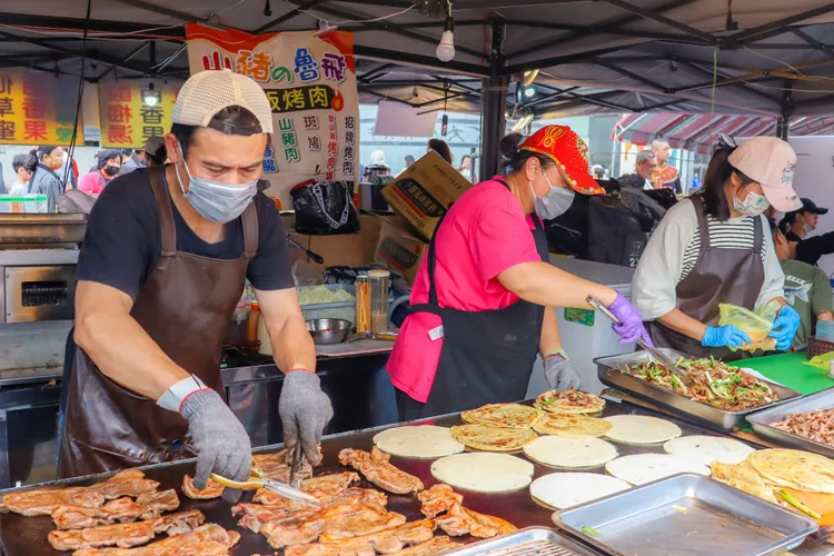 活動現場設有部落美食攤商。原民局提供