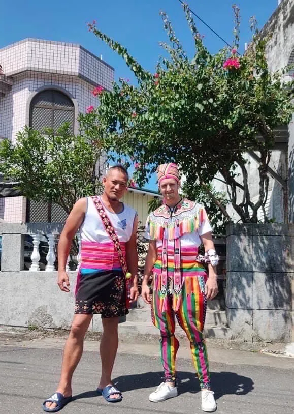 努力學習阿美族語，積極融入族人生活的賈斯汀（右）。原民局提供