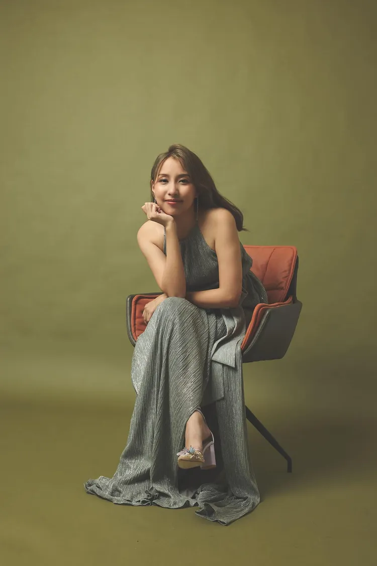 離島出版社創意總監呂伊庭昨日與魏揚結婚，自封婚照像影星邱淑貞。翻攝自呂伊庭臉書