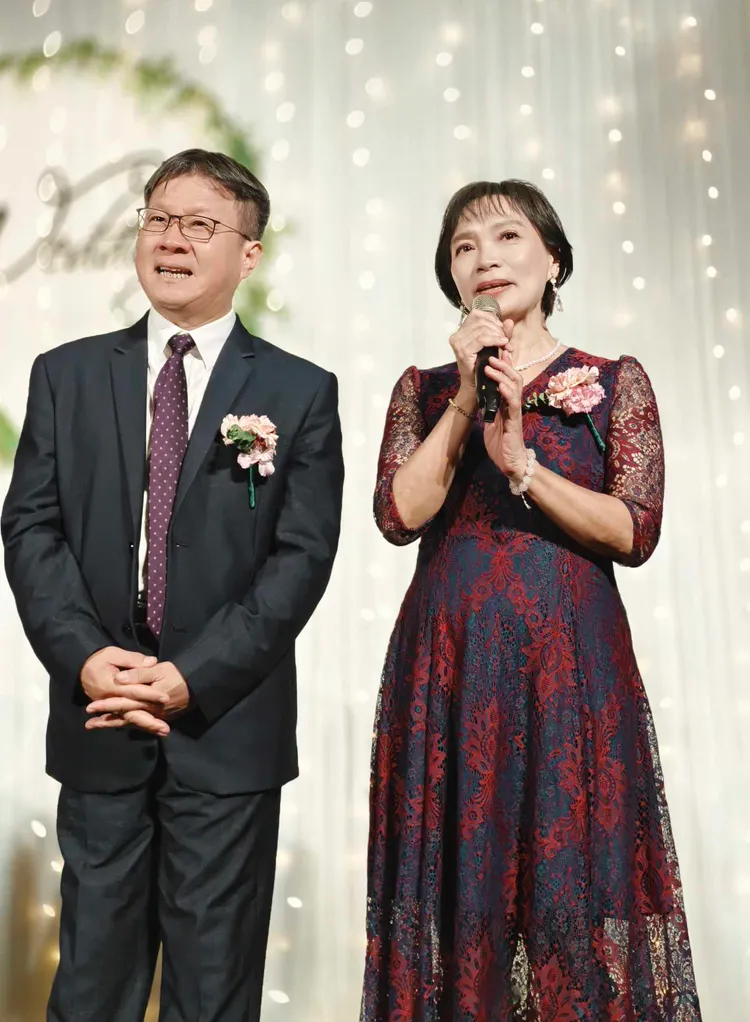 楊翠透露在兒子大婚時沒幫上什麼忙，還特地剪了一個令人沮喪的「親家母頭」。翻攝自楊翠臉書