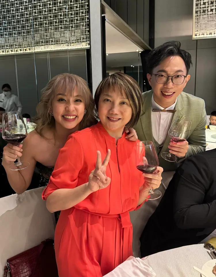 范雲前來祝賀新人大喜。翻攝自范雲臉書