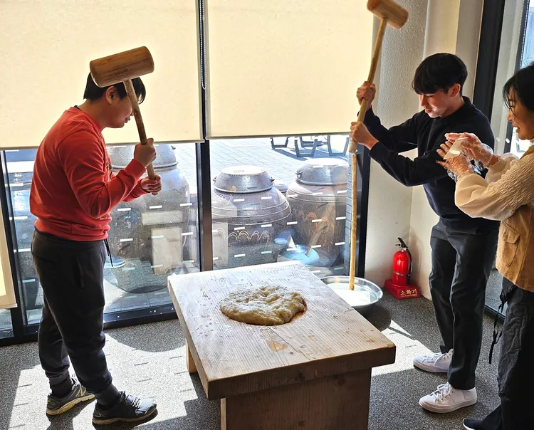 《黑白大廚》中白宮名廚李愛德華以甜點手法轉譯「辣炒年糕」，旅天下帶旅客一同感受韓國的「年糕精神」。業者提供