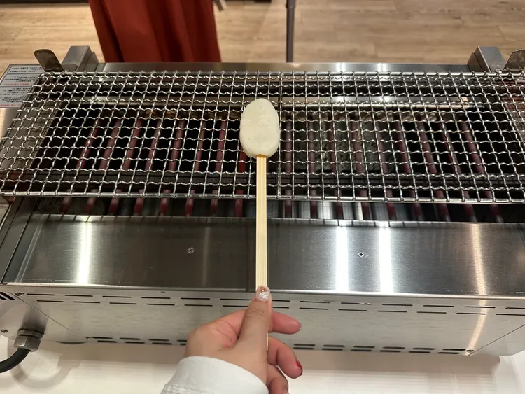 魚板保留魚肉鮮味，無魚腥味，烤一次約五至十分鐘，烤完即可食用。業者提供