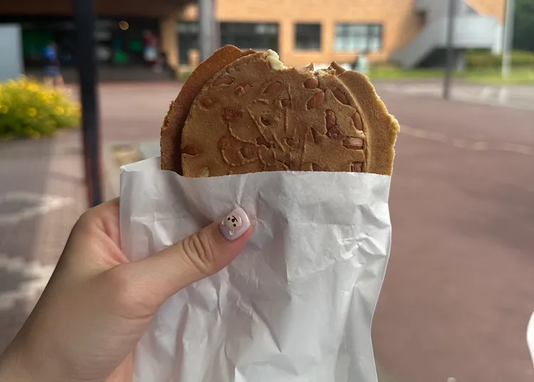 「南部煎餅」為日本岩手縣的經典土產，包裹著滿滿完整花生粒，口感焦香外酥脆內鬆軟。不只觀光客必買，更是備受當地人喜愛的零嘴。業者提供