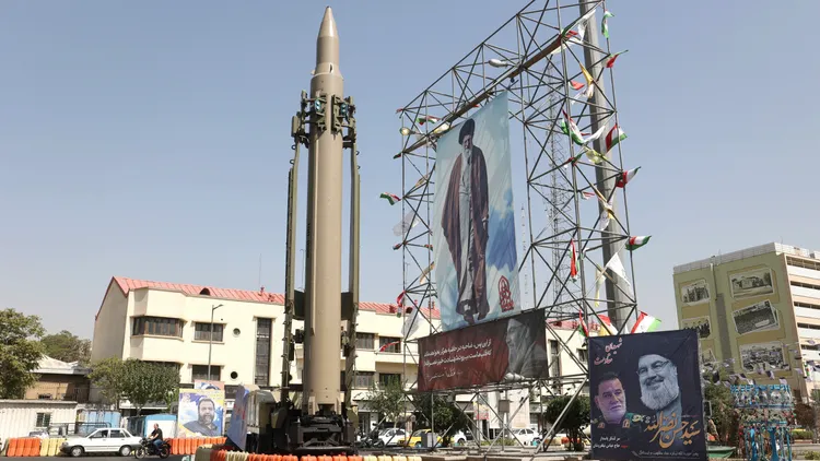 伊朗導彈發射裝置，旁邊掛著伊朗最高領袖哈米尼（Ayatollah Ali Khamenei）的肖像。路透