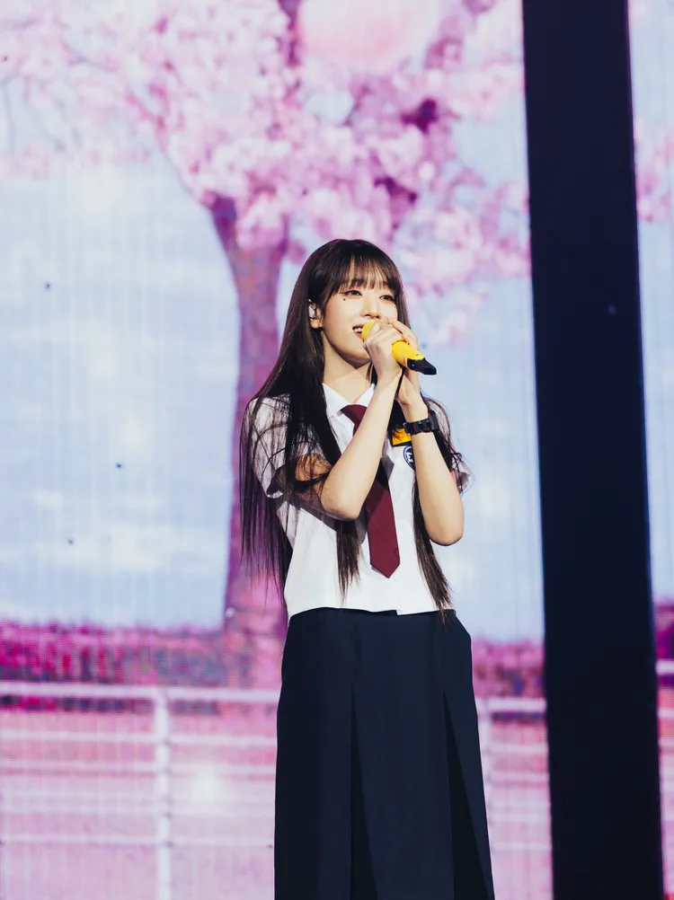 Minnie化身高中生，表演她主唱的《背著善宰跑》原聲帶歌曲。KKLIVE提供