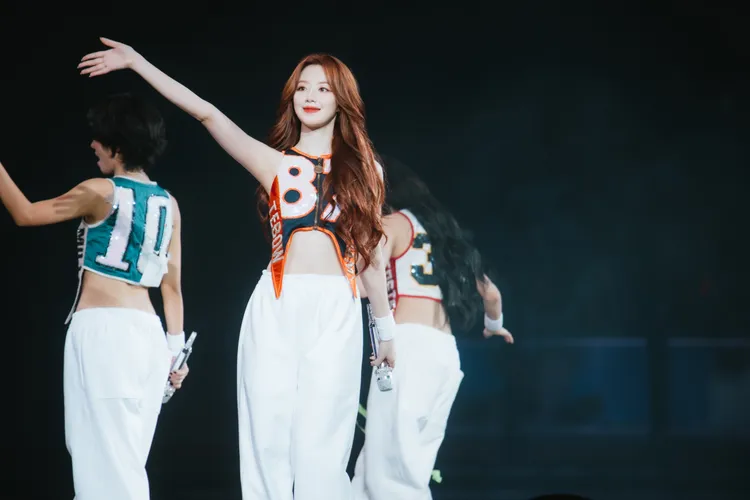 舒華自爆肚子長痘痘，造型師幫她貼了微笑貼紙。KKLIVE提供