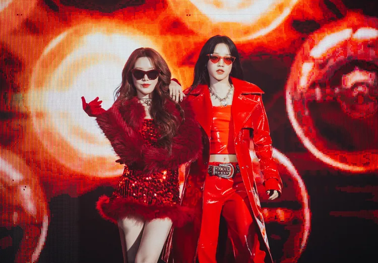 舒華（左）、雨琦組「野生姐妹」，飆唱《Super Star》。KKLIVE提供