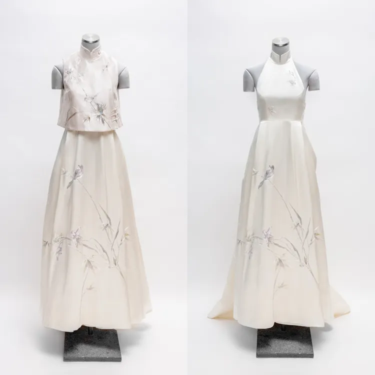 Summer的絲緞旗袍領露背訂製長禮服。品牌提供