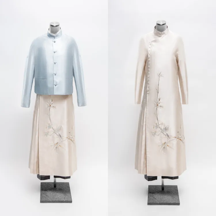 蕭敬騰的淡藍米白刺繡絲緞兩件式長袍禮服。品牌提供