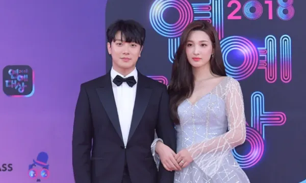 崔敏煥（左）最近被前妻律喜公開13分鐘買春音檔，重創演藝事業。翻攝KBS