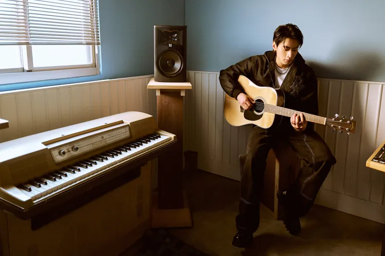 宋柏緯搭配Dickies丹寧純棉羊羔絨內裡胸前立體Logo休閒連帽外套元、丹寧純棉耐磨拼接雙膝設計長褲3180元。品牌提供