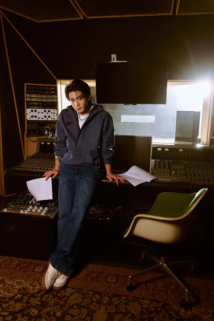 宋柏緯搭配Dickies丹寧內裡可拆式三合一休閒保暖連帽外套6980元、丹寧純棉耐磨拼接雙膝設計長褲3180元。品牌提供