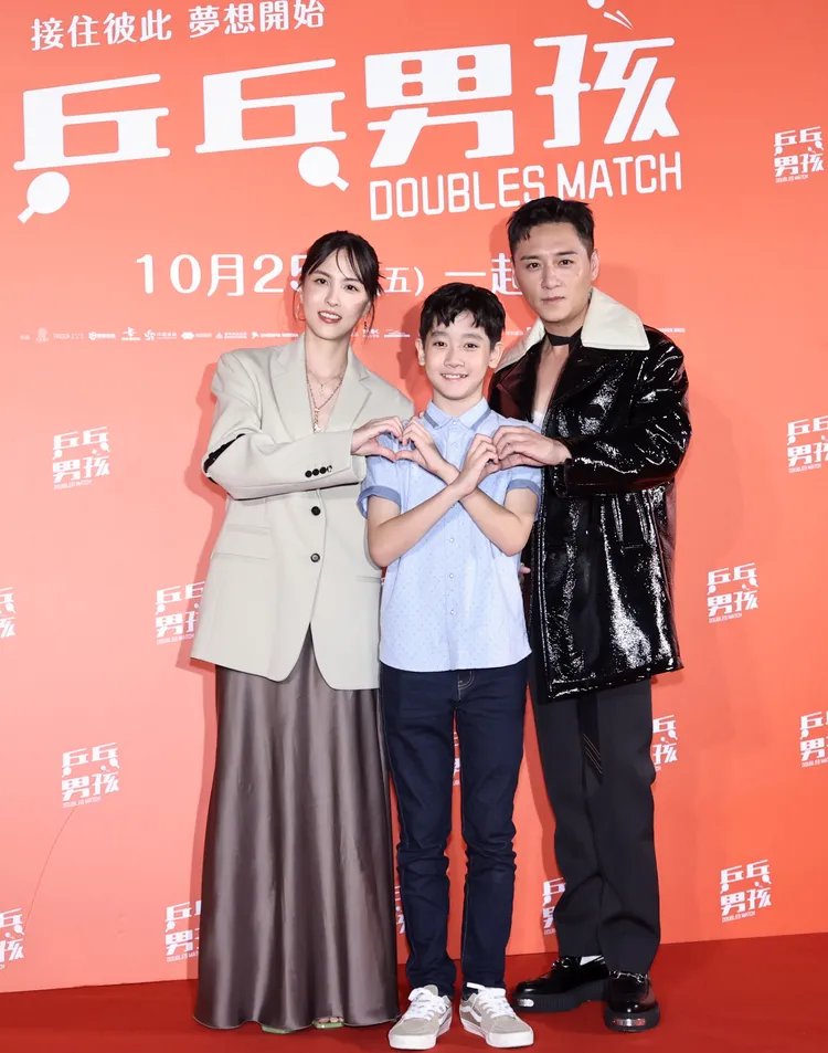 魏蔓（左起）、彭裕愷和鄭人碩在片中是一家三口。攝影中心攝