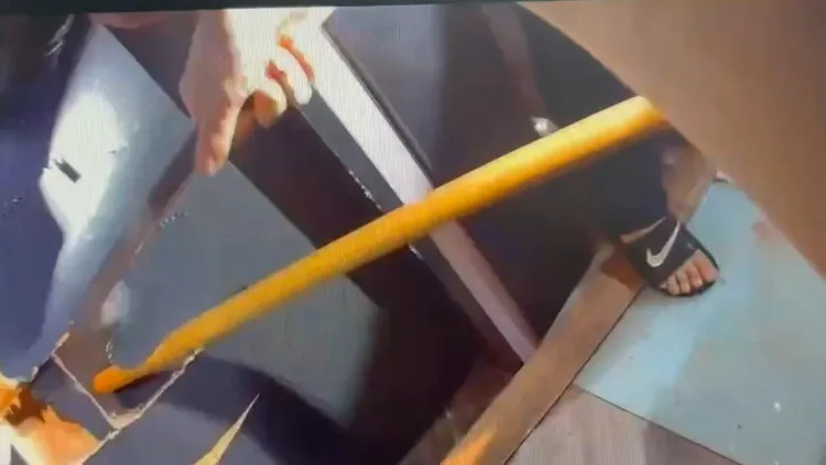 警方破門。中山警分局提供