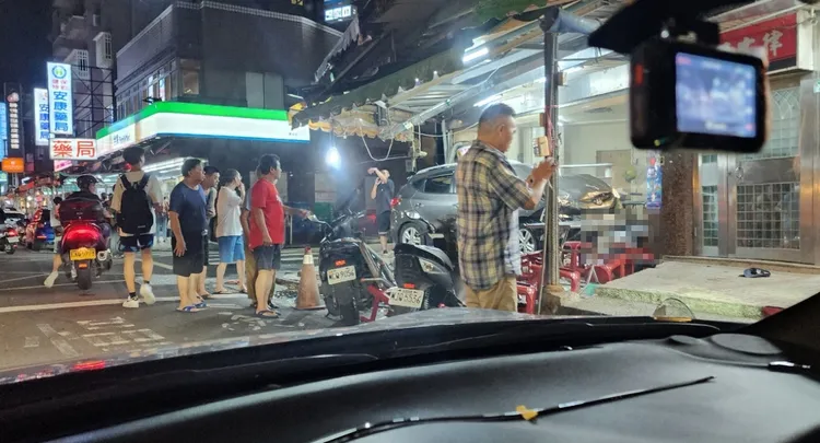 車禍造成3人失去生命跡象。翻攝自我是東湖人