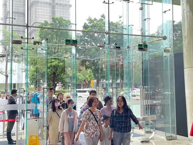 台中連2天颱風假，因尚未出現明顯風雨，百貨公司湧現人潮。民眾提供
