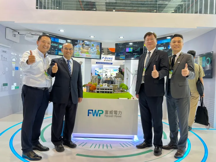 經濟部次長連錦漳（左二）、能源署署長游振偉（右二）參觀富威電力能源展展區，與富威電力董事長胡惠森（左一）、總經理郝遐鵬（右一）合照。森崴能源提供