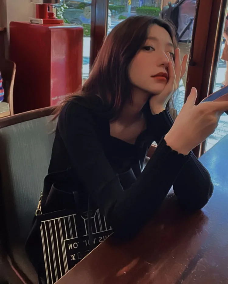 郭雪芙最新美照背上了LV Neverfull Inside Out包。翻攝郭雪芙IG