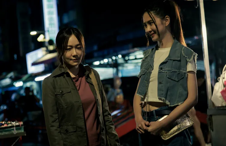 尹馨與安心亞逛夜市談心。公視台語台、華視提供