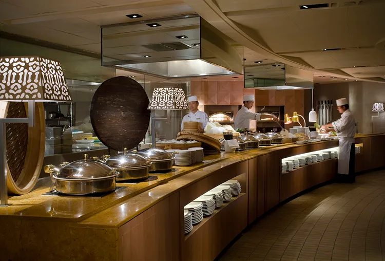 台南遠東香格里拉遠東Cafe自助餐廳除了輪番供應的螃蟹主題料理，餐廳還備有多道經典佳餚。業者提供