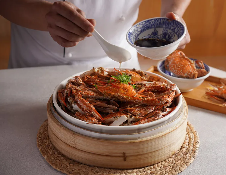 遠東Café「螃蟹季吃到飽」料理中的「川味香辣蟹」，辛香辣的口感在舌尖上層層展開。鮮美的蟹肉吸收了濃郁的香料味，麻辣與鮮味在口中相互交織。業者提供