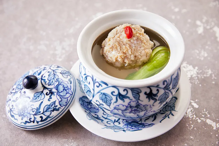 醉月樓「尋蟹季」菜單推出單點及套菜菜色「清燉蟹粉獅子頭」。業者提供