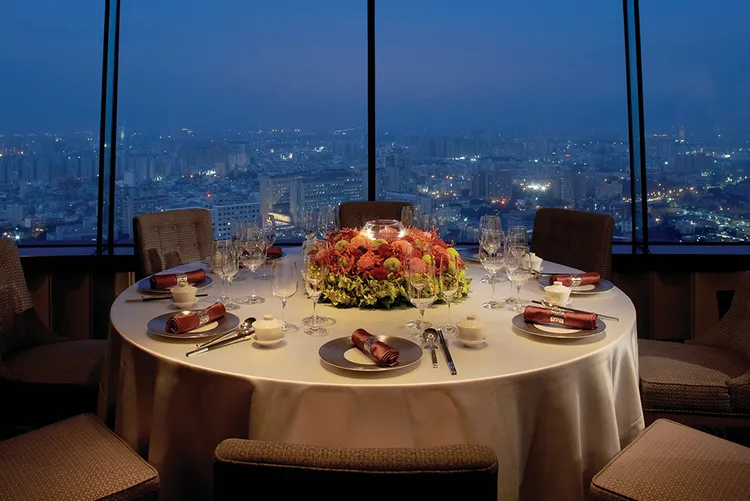 台南遠東香格里拉醉月樓享受美食的同時，也將城市美景盡收眼底。業者提供
