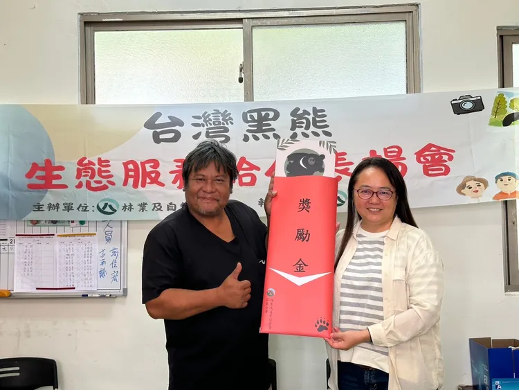 林保署致贈「黑熊棲地監測獎勵金」予高雄市桃源區建山文化守護協會(左一為理事長高大任)。林保署提供