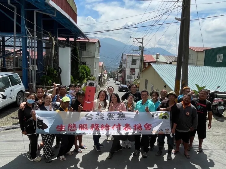 高雄市桃源區建山文化守護協會黑熊巡守隊員與林業保育署屏東分署及吳幸如老師合影。林保署提供