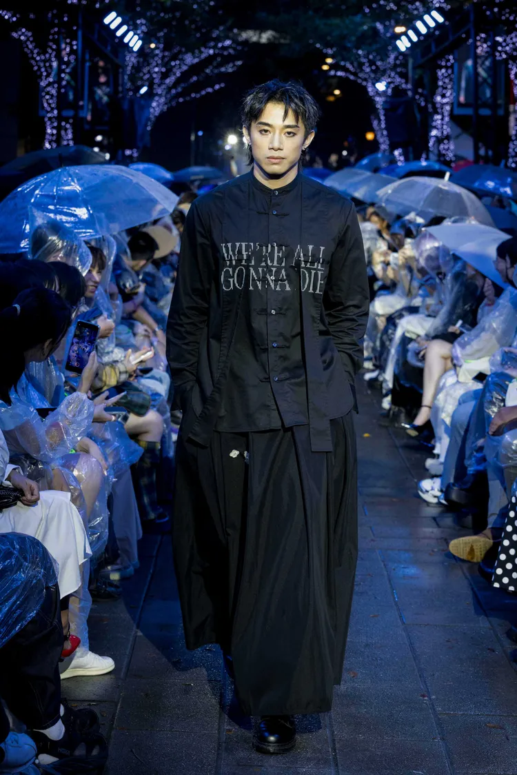 初孟軒換上寬鬆全黑服飾呼應「PCES」本季的死亡主題。台北時裝周提供