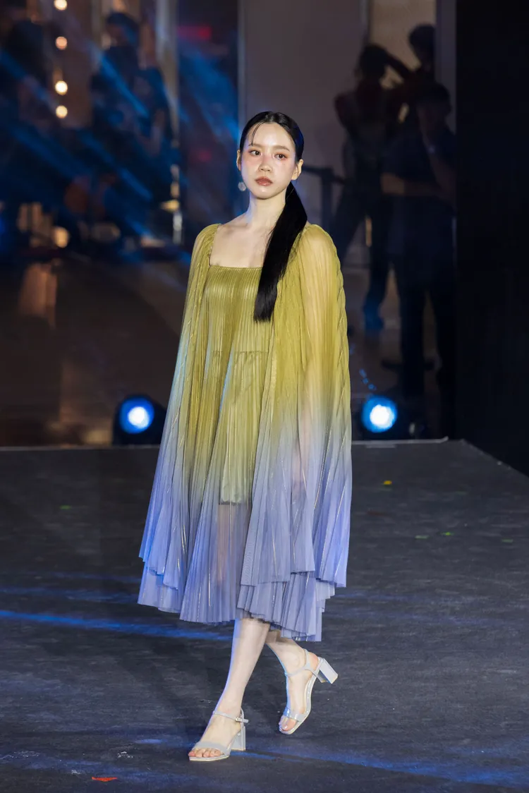 程予希以「葭CHIA （陳佳睿）」打造的漸層洋裝走上伸展台。台北時裝周提供