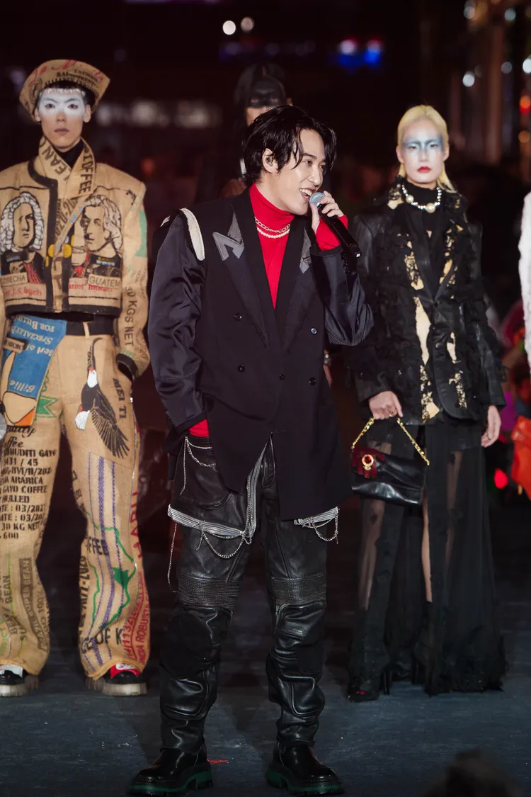 熊仔與模特共同詮釋「JUST IN XX （周裕穎）」打造的MBTI時尚。台北時裝周提供