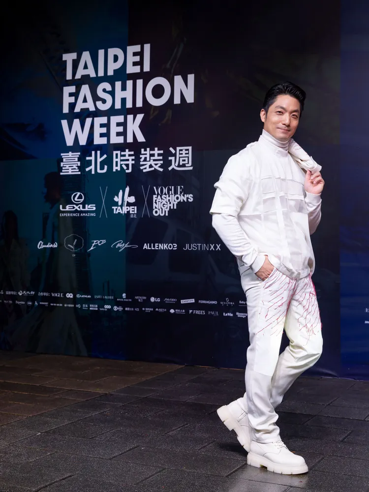 蔣萬安換上JUST IN XX（ 周裕穎）所設計的全白西裝。台北時裝周提供