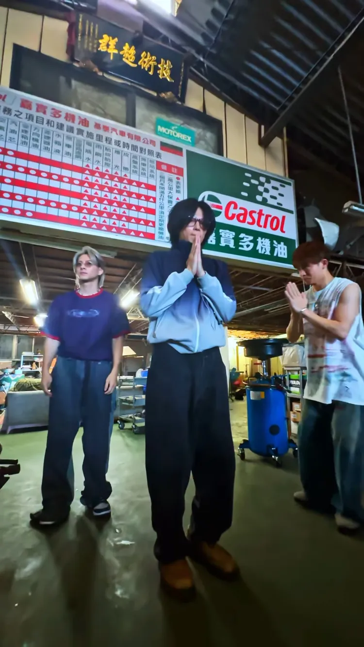 Number_i來台在修車廠拍攝，背後大大的繁體字匾額，讓粉絲倍感親切。翻攝Number_i IG