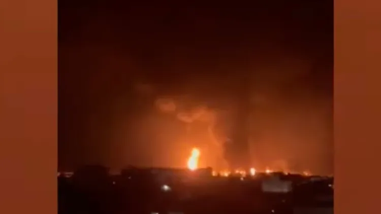 奧多西亞油庫在遇空襲後產生火光和大量濃煙。翻攝自Kanal13