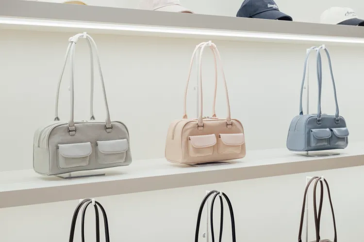 以保齡球袋為靈感的Chubby Bag是韓星許允貞、舒華的同款。品牌提供