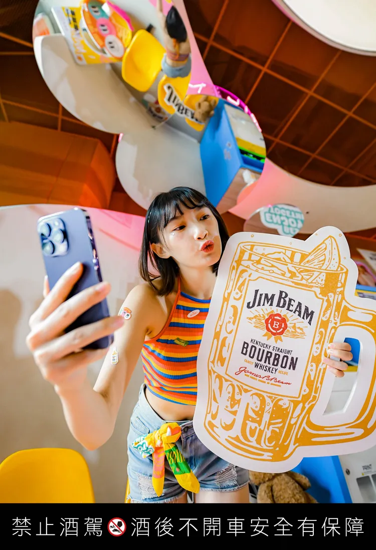 全新 Y2K 自拍景點，復刻廣告中 LE SSERAFIM 的仰角拍照角度，
讓你輕鬆拍出「Jim Wait 天人」Y2K 俯拍照。業者提供
